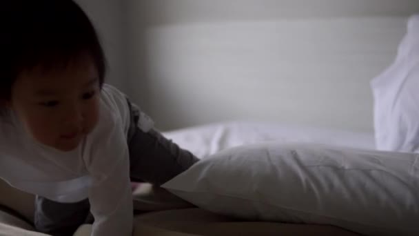 Asyalı Çinli Toddler Ebeveyn Için Bakmak Için Yataktan Tırmanıyor — Stok video