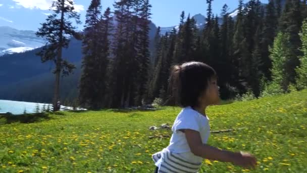 Câmera Lenta Criança Chinesa Asiática Caminhadas Brincando Natureza — Vídeo de Stock