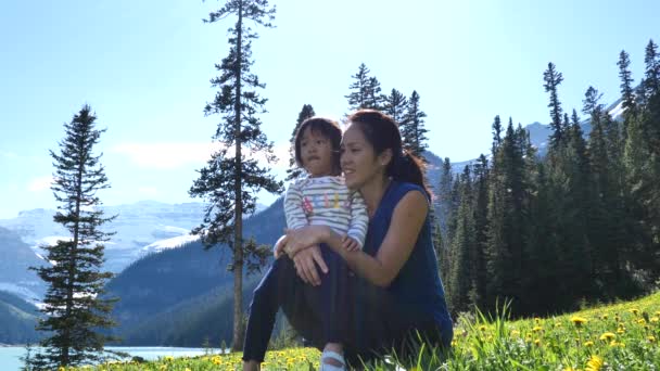 Zeitlupe Von Mutter Und Kind Neben Einem See — Stockvideo