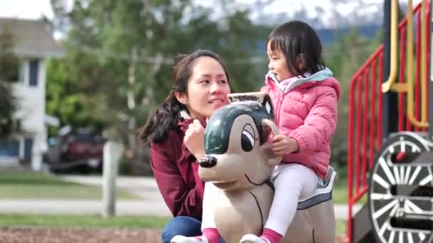 Aziatische Chinese Peuter Moeder Spelen Een Park — Stockvideo