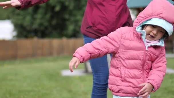 アジア中国幼児と母親が公園で遊ぶ — ストック動画