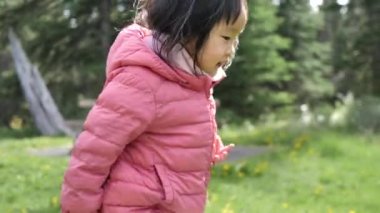 Asya Çin yürümeye başlayan çocuk ve bir parkta oynarken annesi