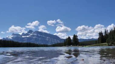 Parkta insanlarla doğal Gölü düşük açılı görünüş