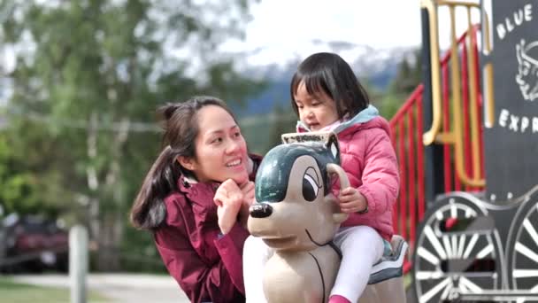Ασίας Κινεζική Μικρό Παιδί Και Μητέρα Παίζει Ένα Πάρκο — Αρχείο Βίντεο