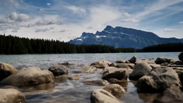 Vista Ángulo Bajo Del Lago Escénico Con Agua — Vídeos de Stock