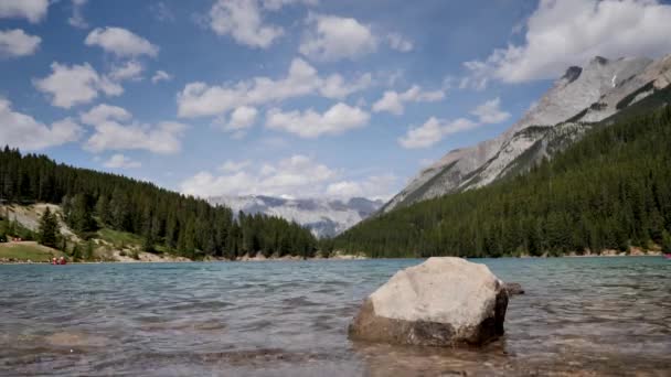 水と風光明媚な湖の低角度のビュー — ストック動画