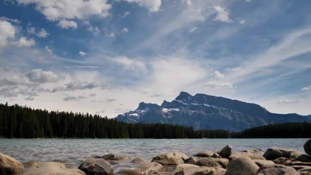 Vista Ángulo Bajo Del Lago Escénico Con Agua — Vídeos de Stock