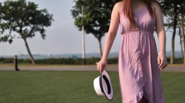 Asyalı Çinli kadın yavaş çim çimenlerin üzerinde yürüyüş