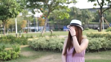 Asyalı Çinli kadın oturmuş ve denize bakan