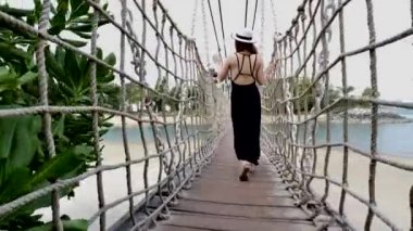 İp köprüde yürürken Asyalı Çinli kadın yaşam tarzı görüntüleri 