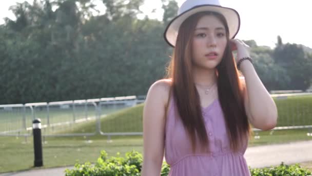 草の芝生の上を歩いてスローモーションでアジアの中国人女性 — ストック動画