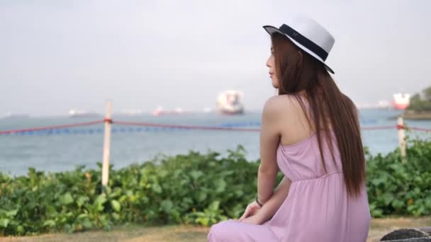 亚洲中国妇女坐在海边盯着 — 图库视频影像