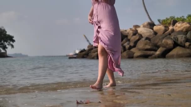 Asiatische Chinesische Frau Zeitlupe Auf Strand — Stockvideo