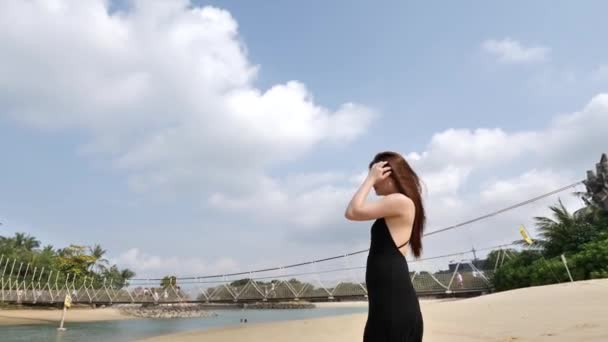 Slow Motion Asiatisk Kinesisk Kvinna Promenader Strand — Stockvideo