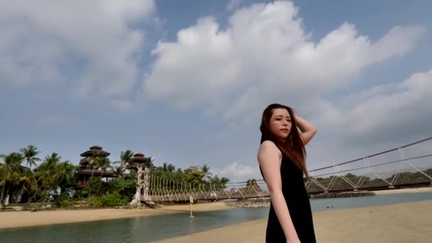 Rallentatore Asiatico Cinese Donna Piedi Spiaggia — Video Stock