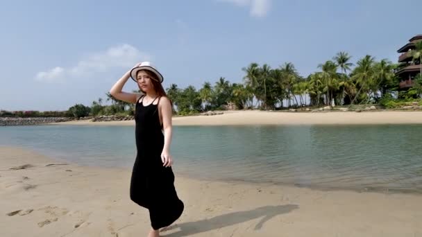 ビーチの上を歩くアジア中国女性のスローモーション — ストック動画