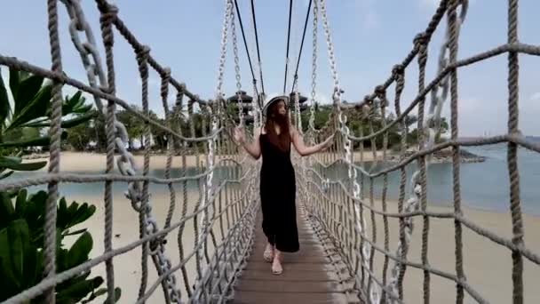 Beelden Van Levensstijl Van Aziatische Chinese Vrouw Lopen Touwbrug — Stockvideo