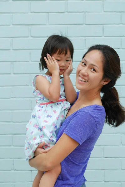 Asiático Chinês Mãe Carregando Filha Que Tem Sido Assustado — Fotografia de Stock