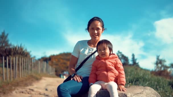 Mère Enfant Agitant Leurs Mains Ralenti — Video