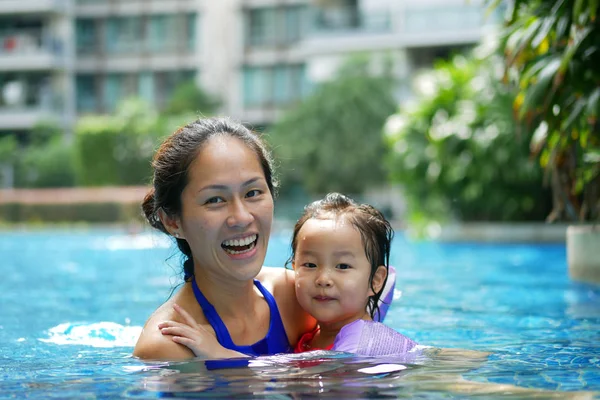 Asiático Chinês Mãe Filha Ligação Piscina Sorrindo Feliz — Fotografia de Stock