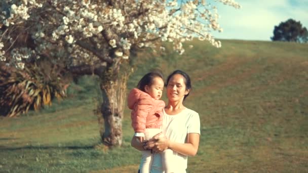 Asyalı Çinli Kadın Sakura Ağaçları Ile Açık Bir Bahçede Bebeğini — Stok video