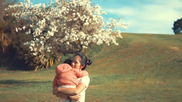 Mujer China Asiática Cargando Bebé Jardín Abierto Con Árboles Sakura — Vídeos de Stock