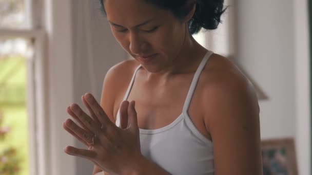 亚洲中国妇女在白色练习瑜伽室内与幼儿 — 图库视频影像
