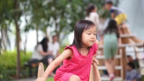 Asiático Chinês Criança Deslizando Fora Playground Slide Uma Área Entretenimento — Vídeo de Stock