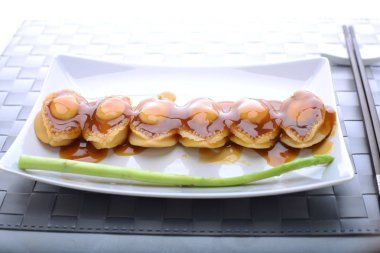 Güzel bir yemek ortamında geniş deniz kulağı tabaklarının yayılması.