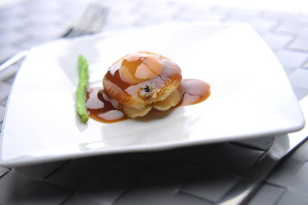 Abalone'un bir restoranda servis edildiğiniyakından görmek — Stok fotoğraf