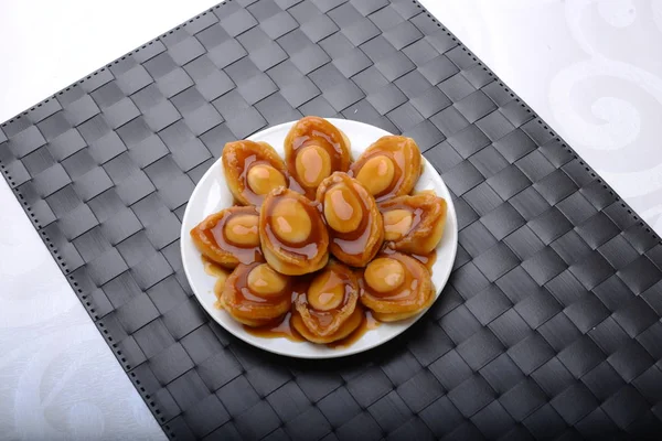 Wide spread of abalone servings in a fine dining setting — Stock Photo, Image