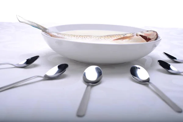 Крупный план порций рыбного супа в ресторане — стоковое фото