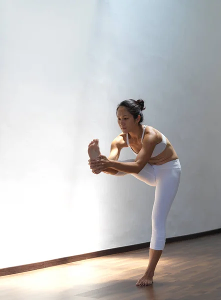 Svobodná Asijská Čínská žena v bílém cvičení Jóby — Stock fotografie
