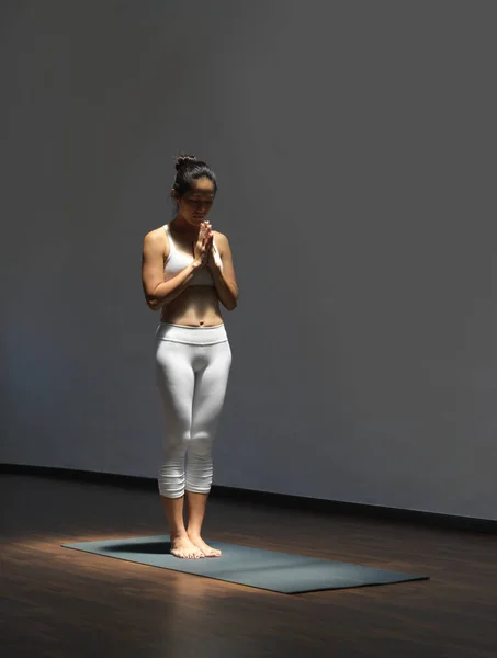 Asiatique chinois célibataire femme en blanc pratique Yoga — Photo