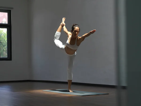 Азиатская одинокая китайская женщина в белом практикующая йогу — стоковое фото