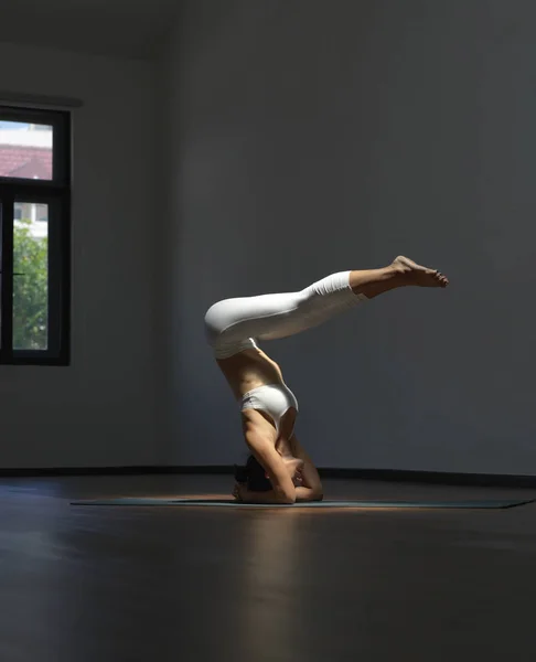 Asiatisk kinesisk ensamstående kvinna i vit praktiserande yoga — Stockfoto