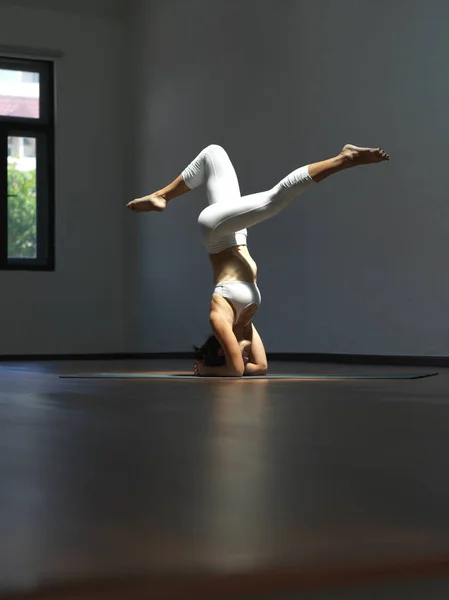 Asiatisk kinesisk ensamstående kvinna i vit praktiserande yoga — Stockfoto
