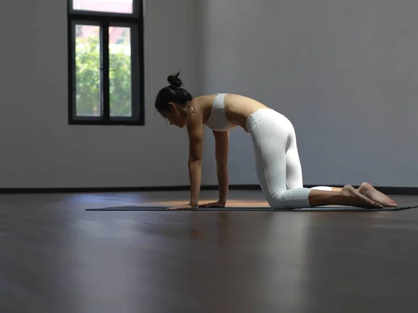 Азиатская одинокая китайская женщина в белом практикующая йогу — стоковое фото