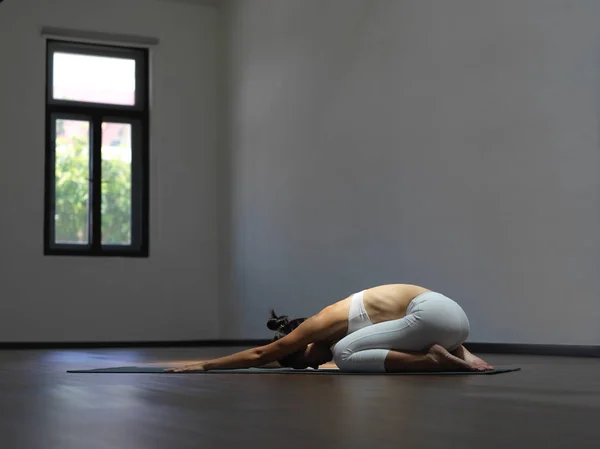 Asiatique chinois célibataire femme en blanc pratique Yoga — Photo