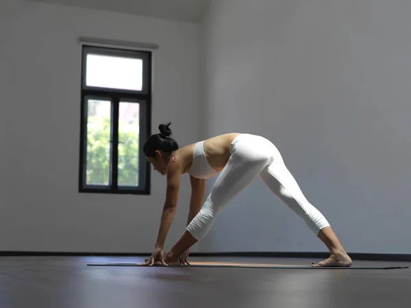 Asiática china mujer soltera en blanco practicando Yoga — Foto de Stock