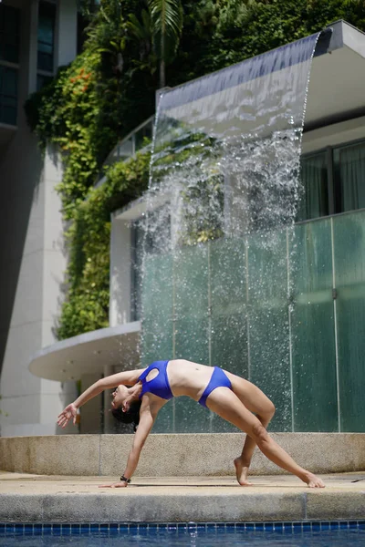 Asiática china hembra yogui practicando junto a la piscina —  Fotos de Stock