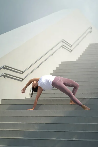 Siguiendo Tendencia Hacer Yoga Espacios Públicos Abiertos Asiática China Dama — Foto de Stock