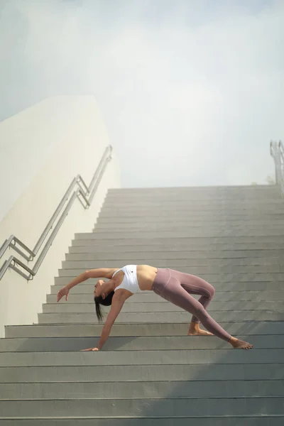 Siguiendo Tendencia Hacer Yoga Espacios Públicos Abiertos Asiática China Dama — Foto de Stock