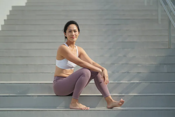 Asiática China Mujer Descansando Escalera Caso Traje Deportivo —  Fotos de Stock