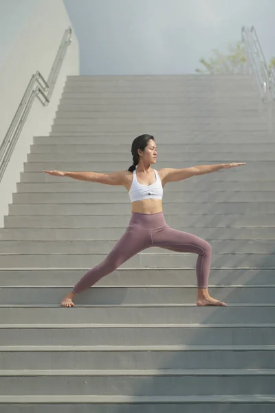 Följa Trenden Att Göra Yoga Offentliga Öppna Utrymmen Asiatisk Kinesisk — Stockfoto