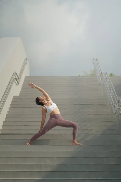 Siguiendo Tendencia Hacer Yoga Espacios Públicos Abiertos Asiática China Dama — Foto de Stock