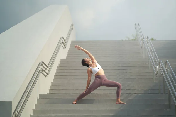 Seguendo Tendenza Fare Yoga Spazi Aperti Pubblici Signora Cinese Asiatica — Foto Stock