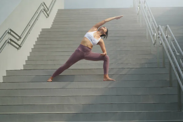 Suivant Tendance Faire Yoga Dans Les Espaces Publics Ouverts Asiatique — Photo