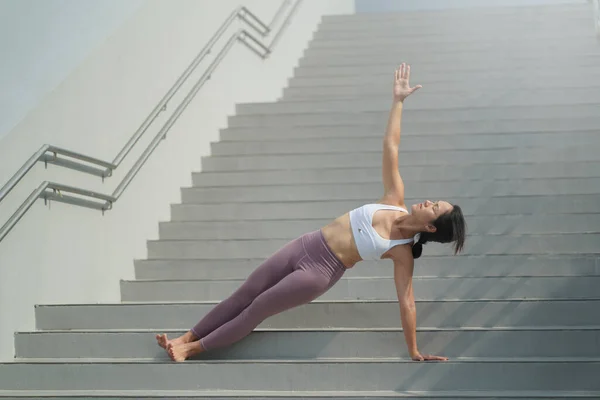 Följa Trenden Att Göra Yoga Offentliga Öppna Utrymmen Asiatisk Kinesisk — Stockfoto