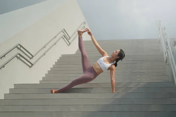 Följa Trenden Att Göra Yoga Offentliga Öppna Utrymmen Asiatisk Kinesisk — Stockfoto